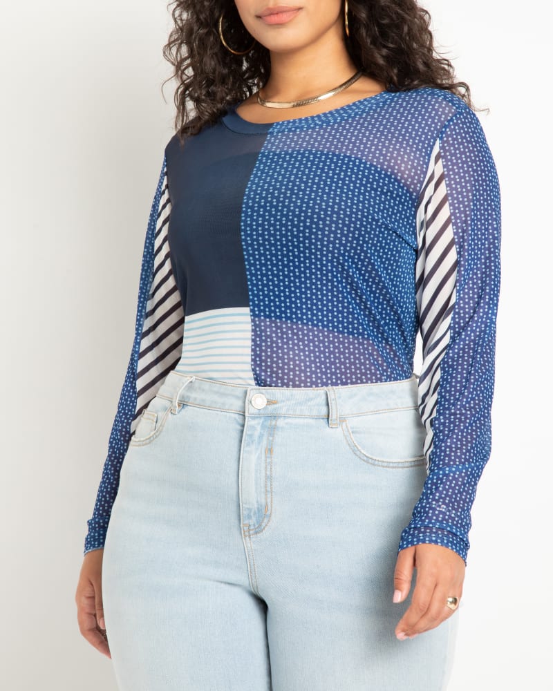 Front of a model wearing a size 22/24 Mesh Crew Neck Top in Blue by ELOQUII. | dia_product_style_image_id:272946